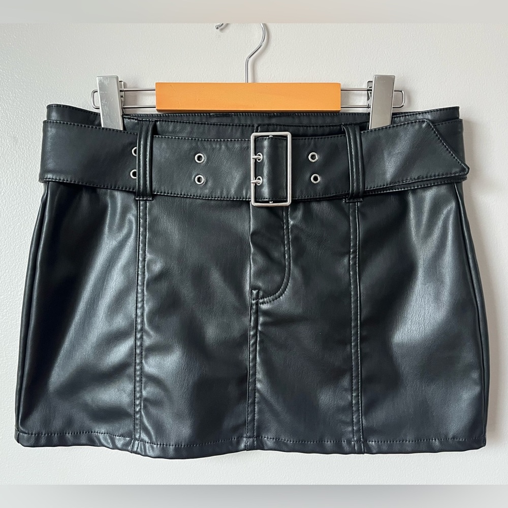 Women’s H&M Divided Black Faux Leather Low Rise Mini Skirt